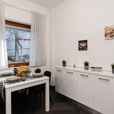 Apartment -quadrilocale In Centro-vicino