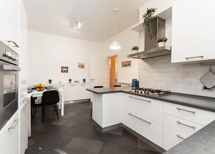 -quadrilocale In Centro-vicino 아파트